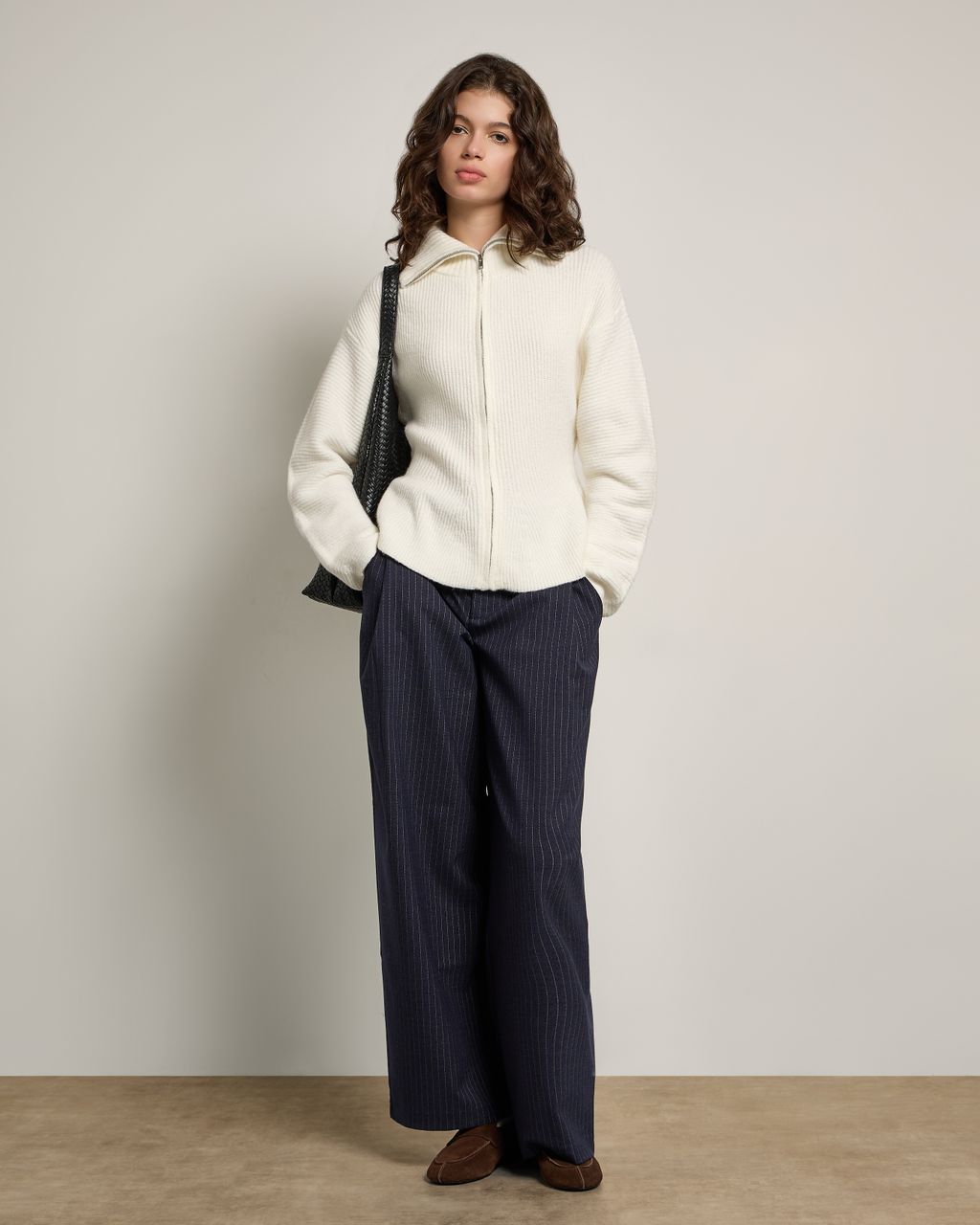 ШИРОКИЕ БРЮКИ-БАЛЛУН С ЗАЩИПАМИ