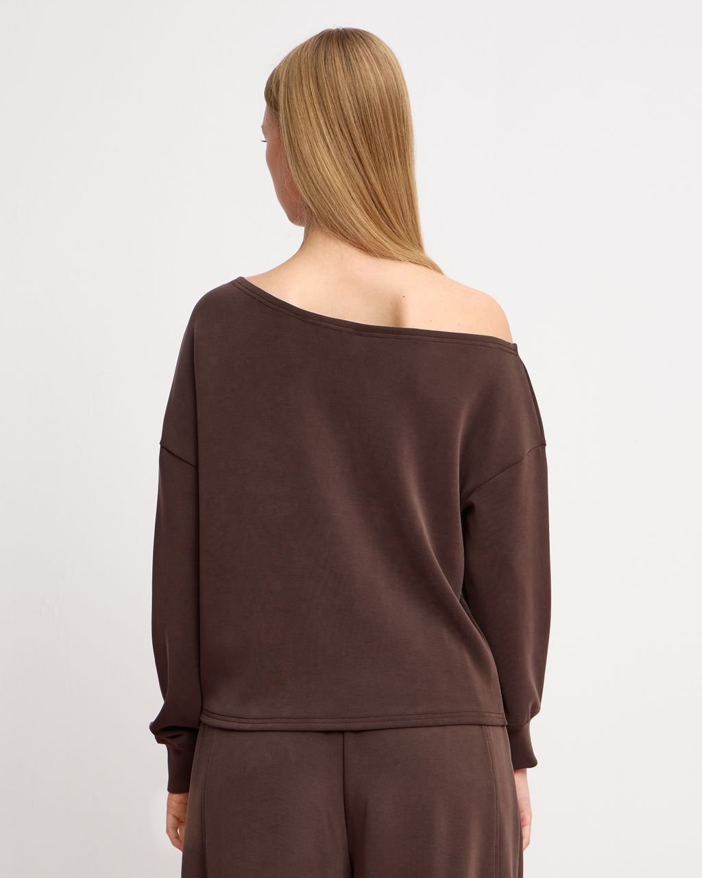 ТОЛСТОВКА С ОТКРЫТЫМИ ПЛЕЧАМИ ИЗ МЯГКОЙ ТКАНИ